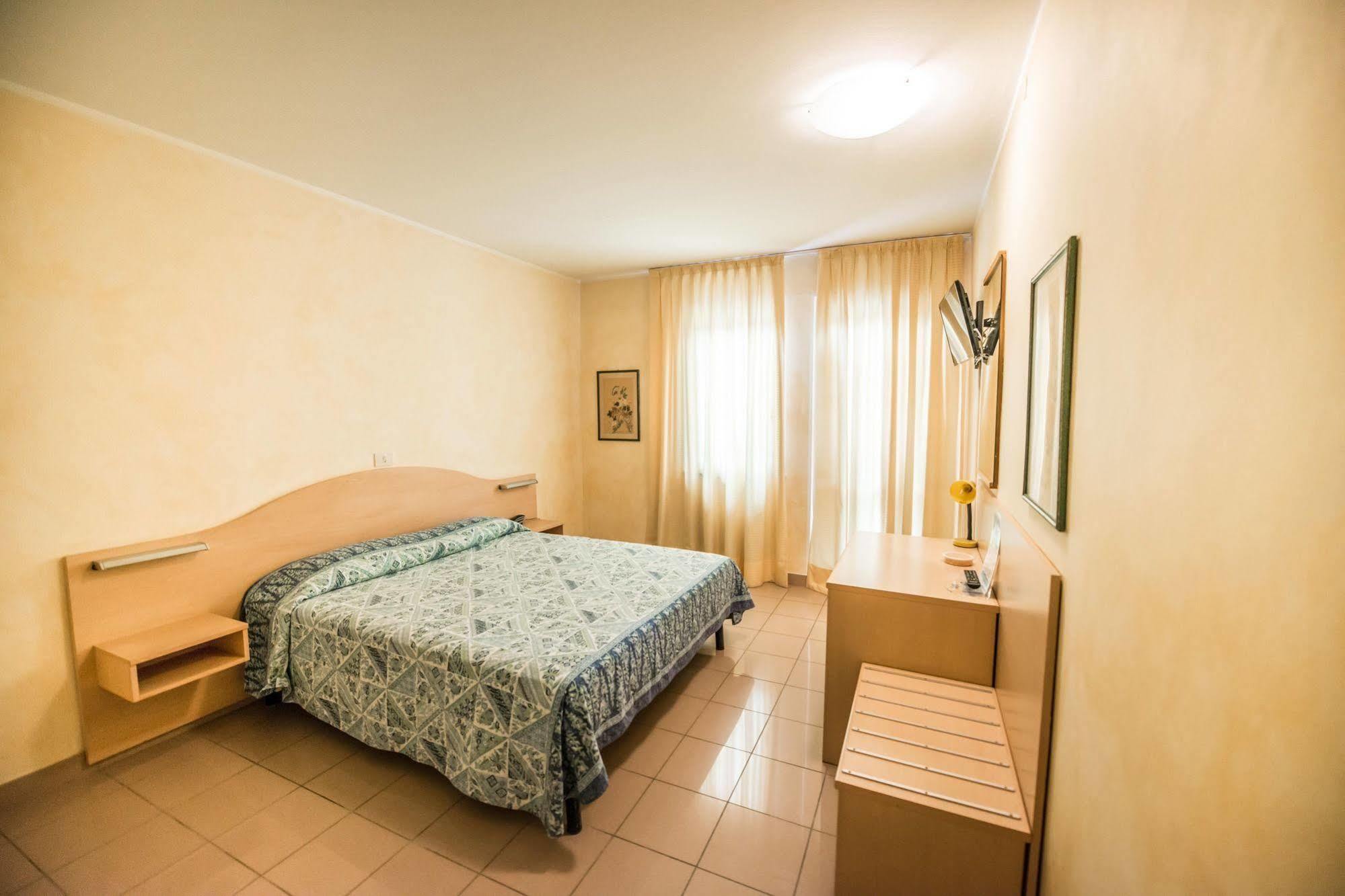 Hotel Johnson Peschiera del Garda Luaran gambar